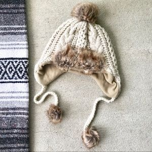 LAST CHANCE• Gap Cable Knit Pom Pom Winter Hat